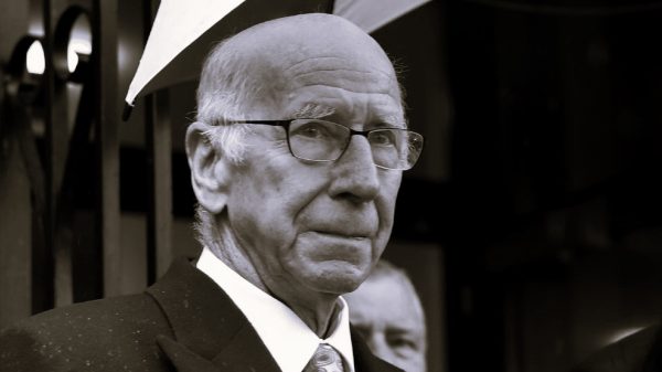 Legenda Manchester United Bobby Charlton meninggal dunia