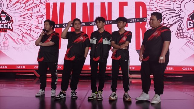 Geek Fam berhasil menghempaskan RRQ ke lower bracket di MPL ID S12